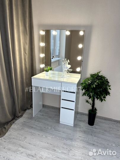 Гримерный стол с зеркалом в спальню