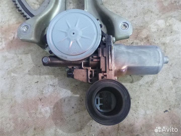 Стеклоподъемник передний левый Toyota Prius NHW20