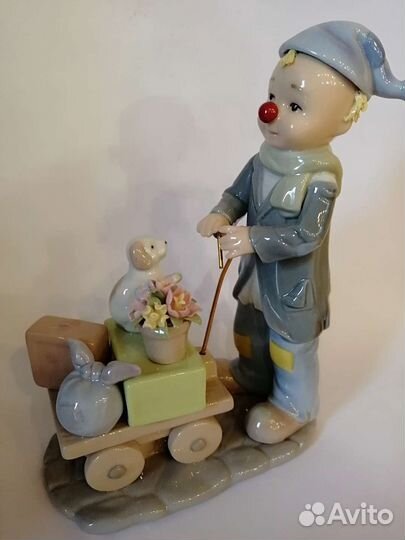 Скульптура клоун с тележкой, фарфор