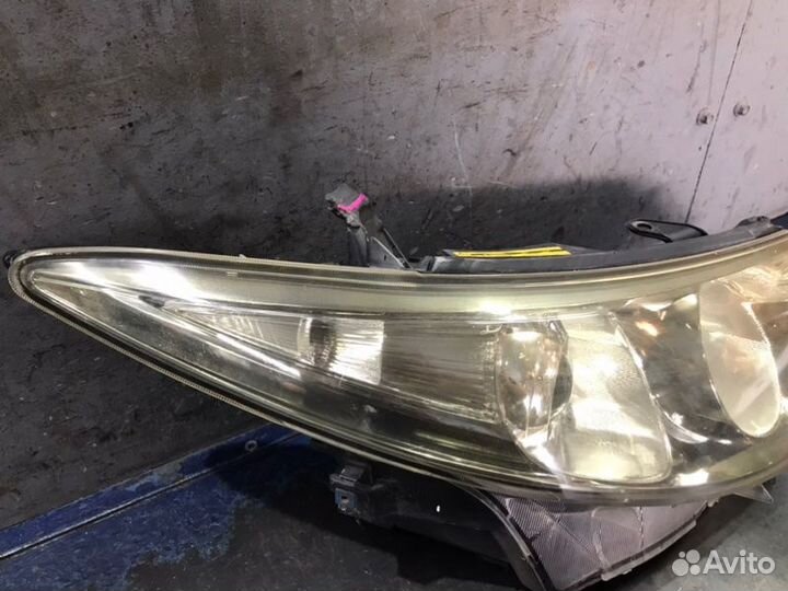 Фара ксенон правая Toyota Estima R50