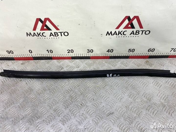 Б/У уплотнительная резинка стекла передний левый