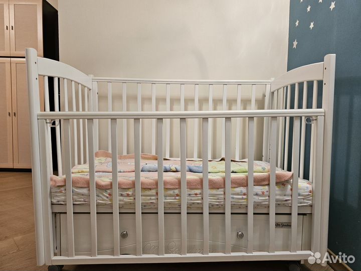 Кроватка для новорожденных с маятником и матрасом