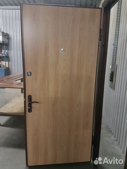 Металлическая дверь с отделкой под любой проём