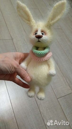 Вязаный зайчик. Интерьерная игрушка