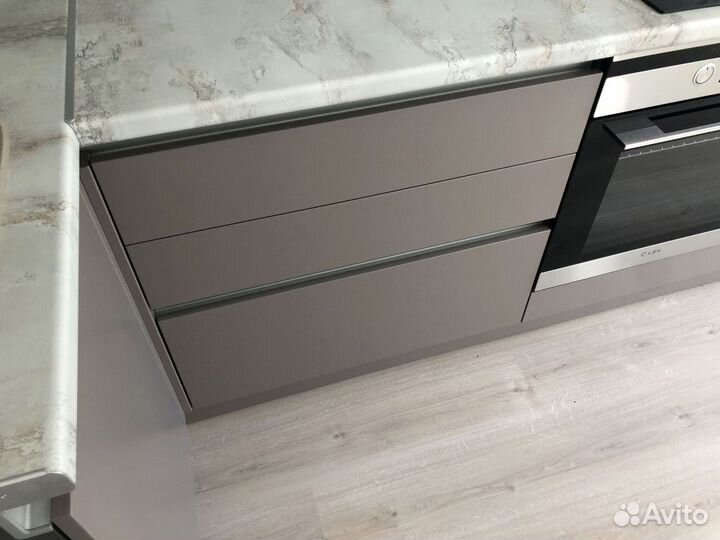 Кухонный гарнитур в современном стиле на заказ