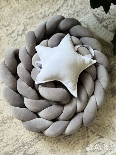 Бортик в детскую кроватку и декоративная подушка