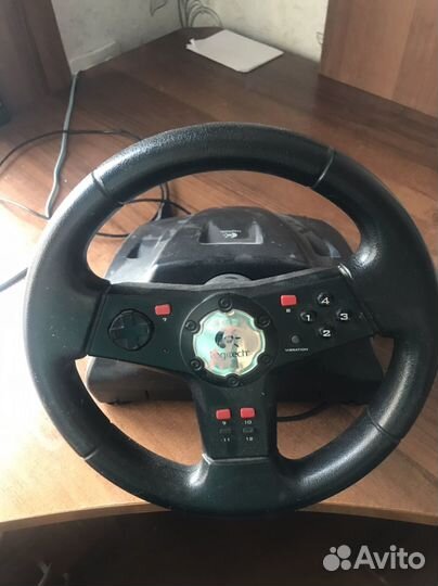 Игровой руль с педалями