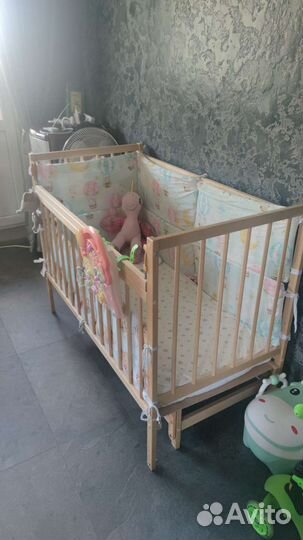 Детская кроватка с маятником