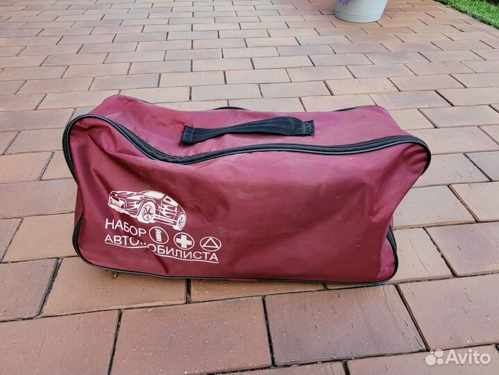 Набор автомобилиста: огнетушитель, аптечка, знак