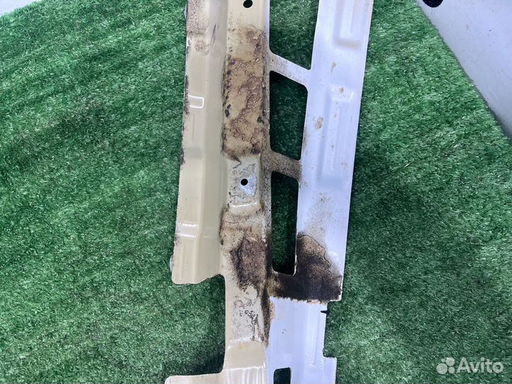 Кронштейн крыла передний правый Skoda Octavia