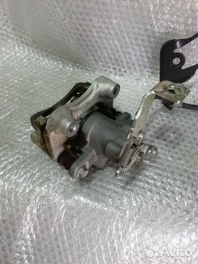 Lexus CT200 H ZWA10 Суппорт задний правый