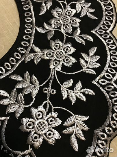 Воротничок накладной черный с белой вышивкой новый