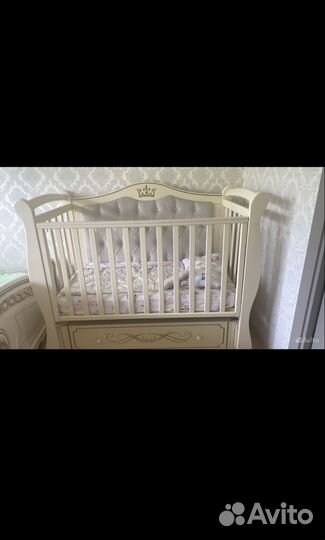 Детская кроватка с маятником и ящиком