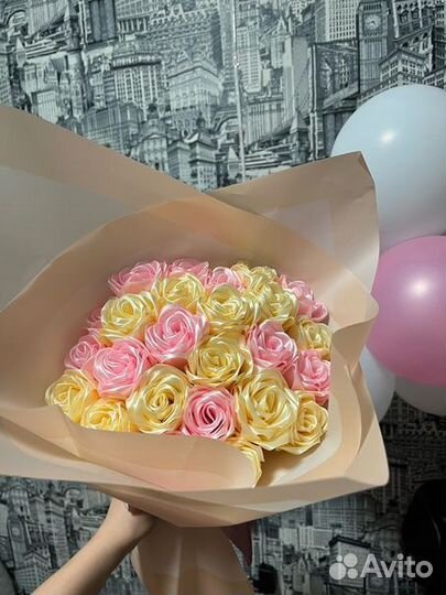 Букет атласных роз