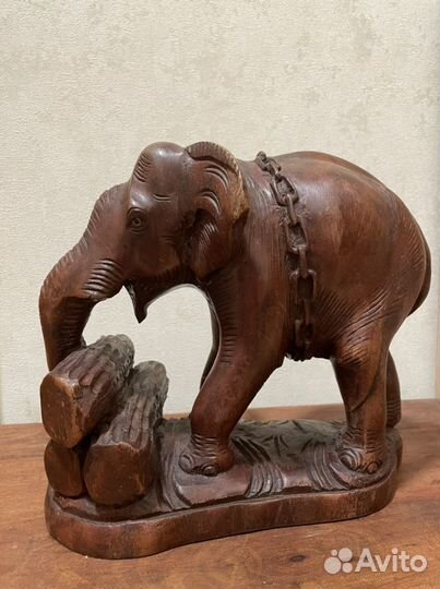 Слон из цельного красного дерева