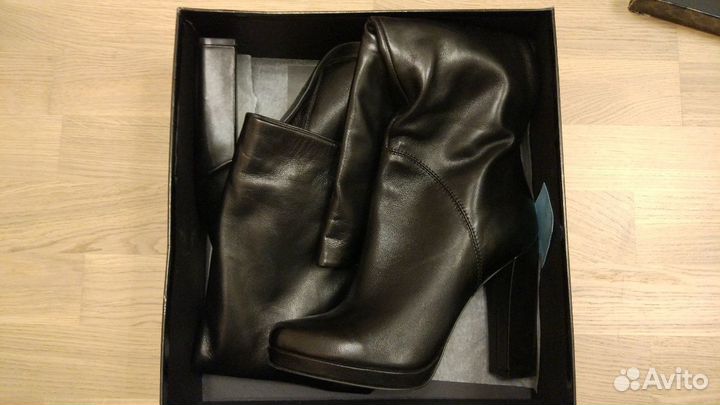 Женские демисезонные кожаные чёрные сапоги Basconi