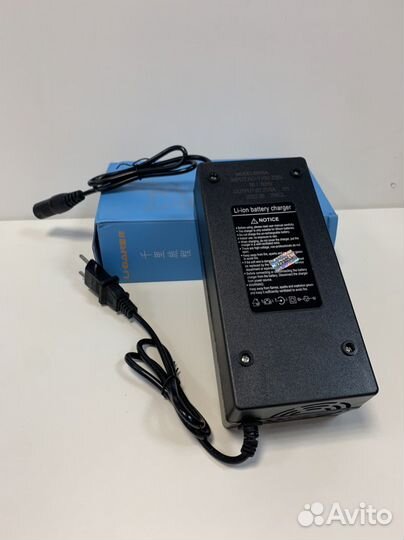 Зарядное устройство 60v-5A разъем XLR 18мм