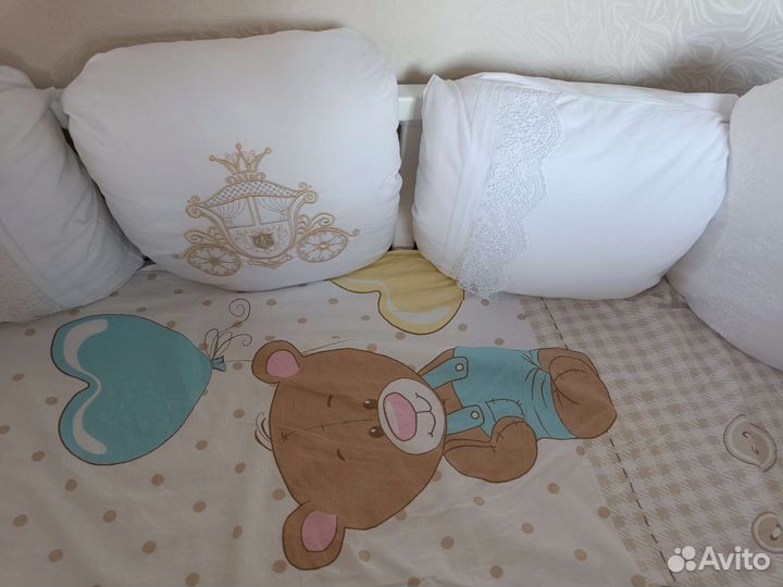 Детская кроватка с маятником