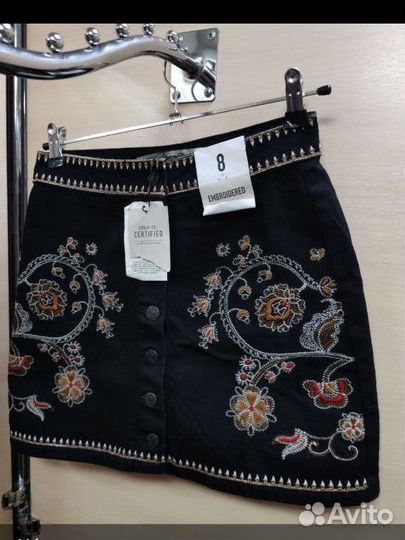 Три свитера, ботинки, постель и юбка на доставку