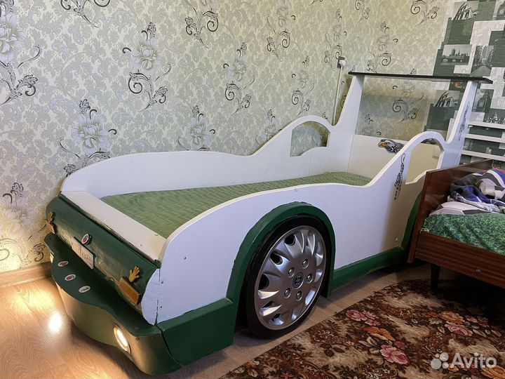 Машина кровать с матрасом (самовывоз)