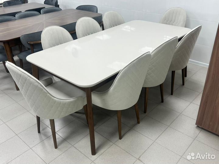 Стол и стулья