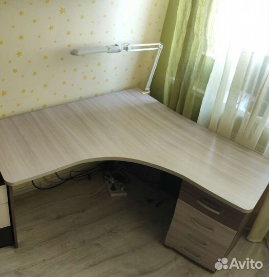 Угловой письменный стол