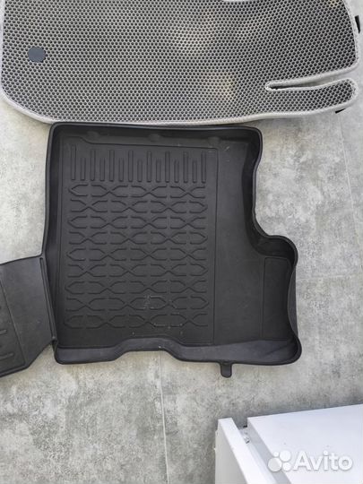 Комплект ковриков EVA + заводские на LADA Xray cro