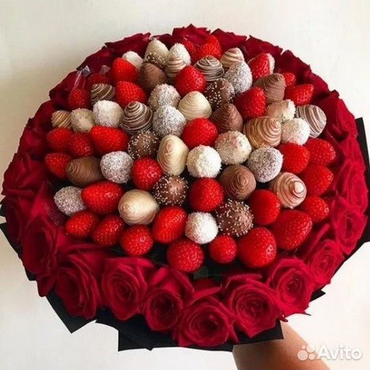 Букет из клубники в шоколаде и роз