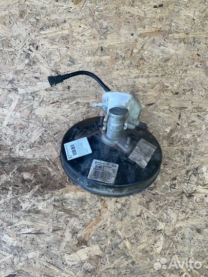 Вакуумный усилитель тормозов в сборе передний