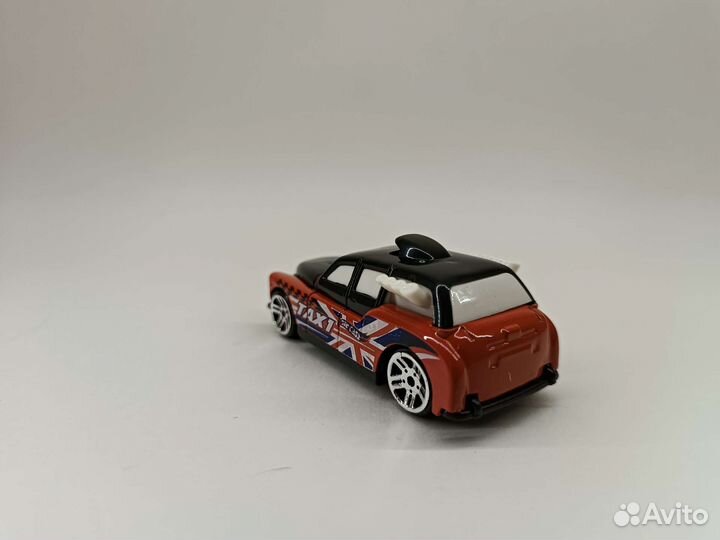 Машинка Hot Wheels cockney CAB II