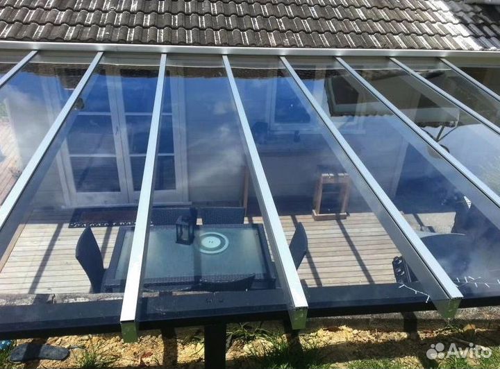 Стеклянный козырек над входом