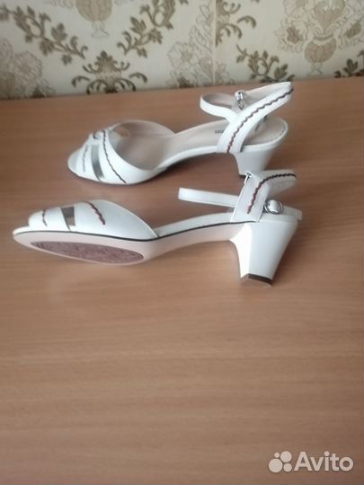 Кожаные летние босоножки