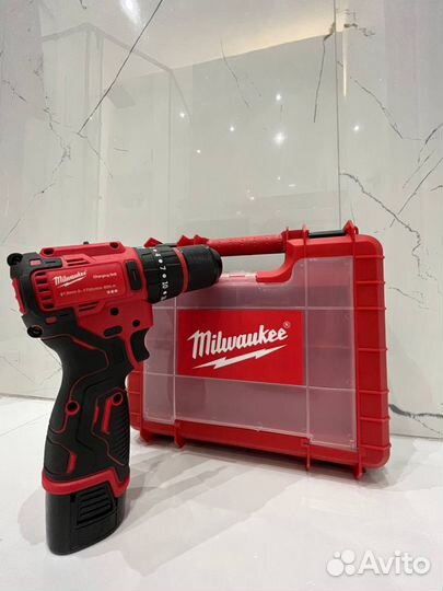 Шуруповерт Milwaukee 18V бесщеточный с двумя АКБ