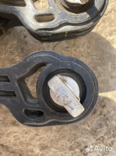 Honda civic 4d нижняя подушка подрамника