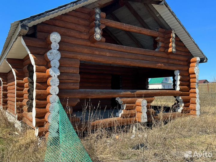 Сруб дома из бревна