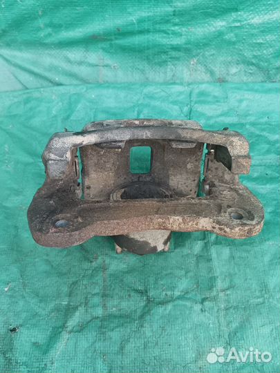 Суппорт тормозной перед левый Pajero Sport 08-15 г