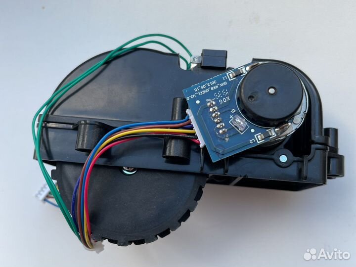 Левое колесо на пылесос-робот Midea mr03,04