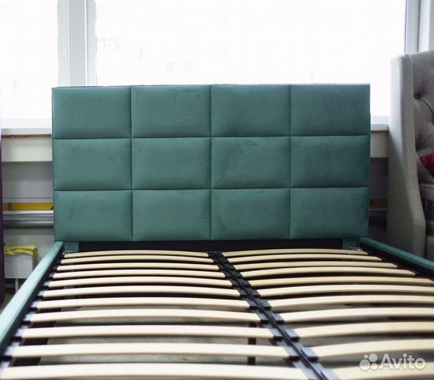 Белая кровать