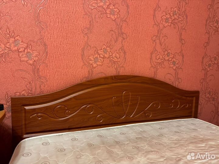 Кровать со столиком