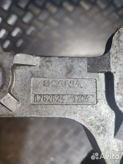 Кронштейн радиатора правый Scania 1762624