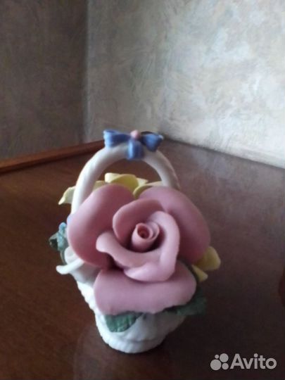 Голубь,карзинка с цветами