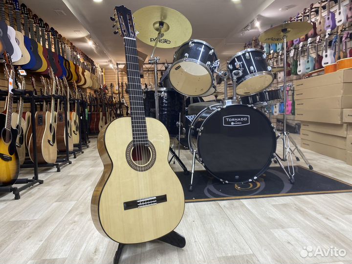 Классическая гитара Martinez