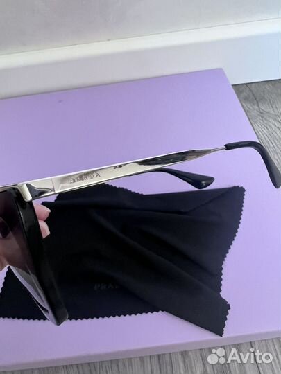 Солнцезащитные очки Prada