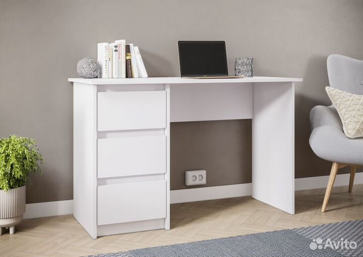 Стол белый и комод