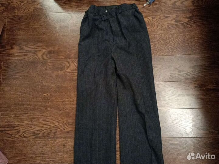 Школьный костюм с рубашками и другая одежда