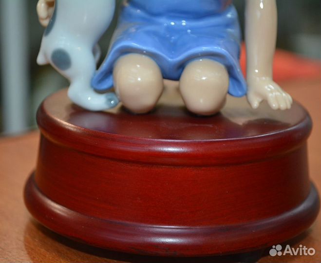 Фарфоровая музыкальная статуэтка мальчик С собакой