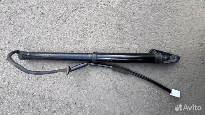 Электрическая стойка багажника