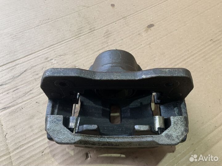 Суппорт передний Kia Carens 2 FJ 02-06