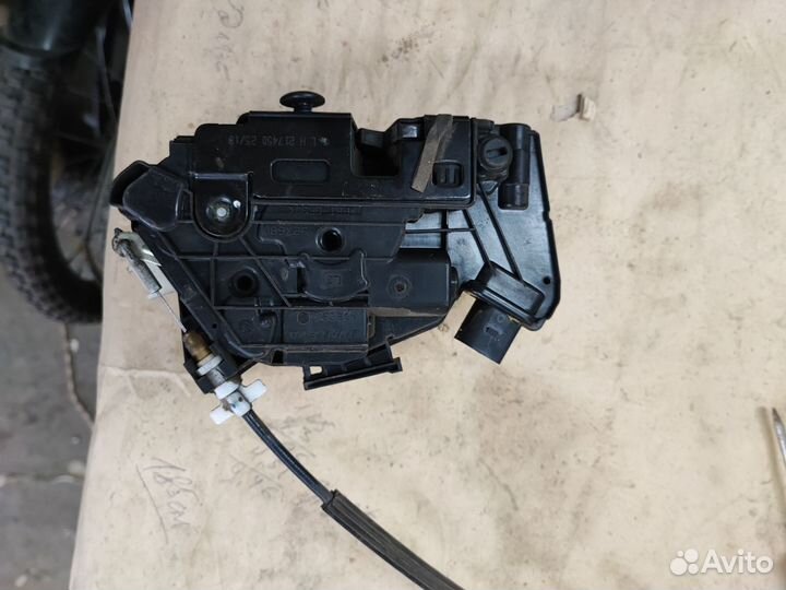 Замок задней левой двери skoda superb II