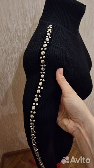 Черный свитер с клепками